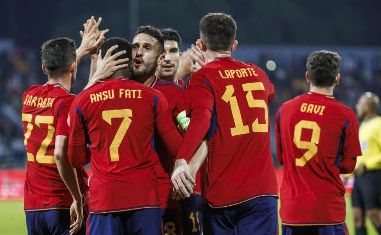 Los jugadores de la selección celebran el gol de Ansu Fati que abrió el marcador en Amán . 