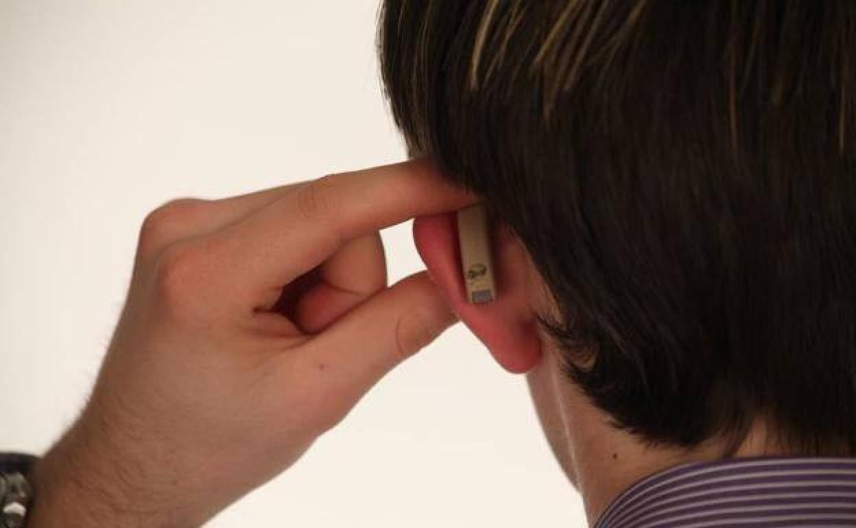 Un paciente con un audífono.