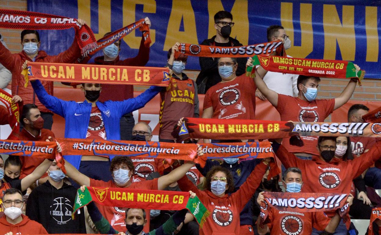 Aficionados del UCAM CB animando a su equipo en un partido en el Palacio de Deportes. 