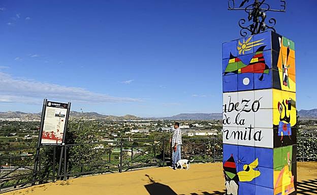 Mirador en Cabezo de la Ermita. Lorquí cuenta con numerosas casas cueva por su orografía plagada de cabezos. 