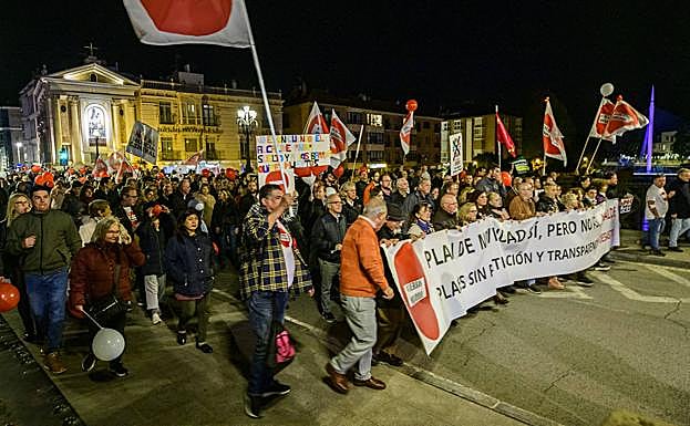 Galería. La protesta, a su paso por el Puente Viejo de Murcia.