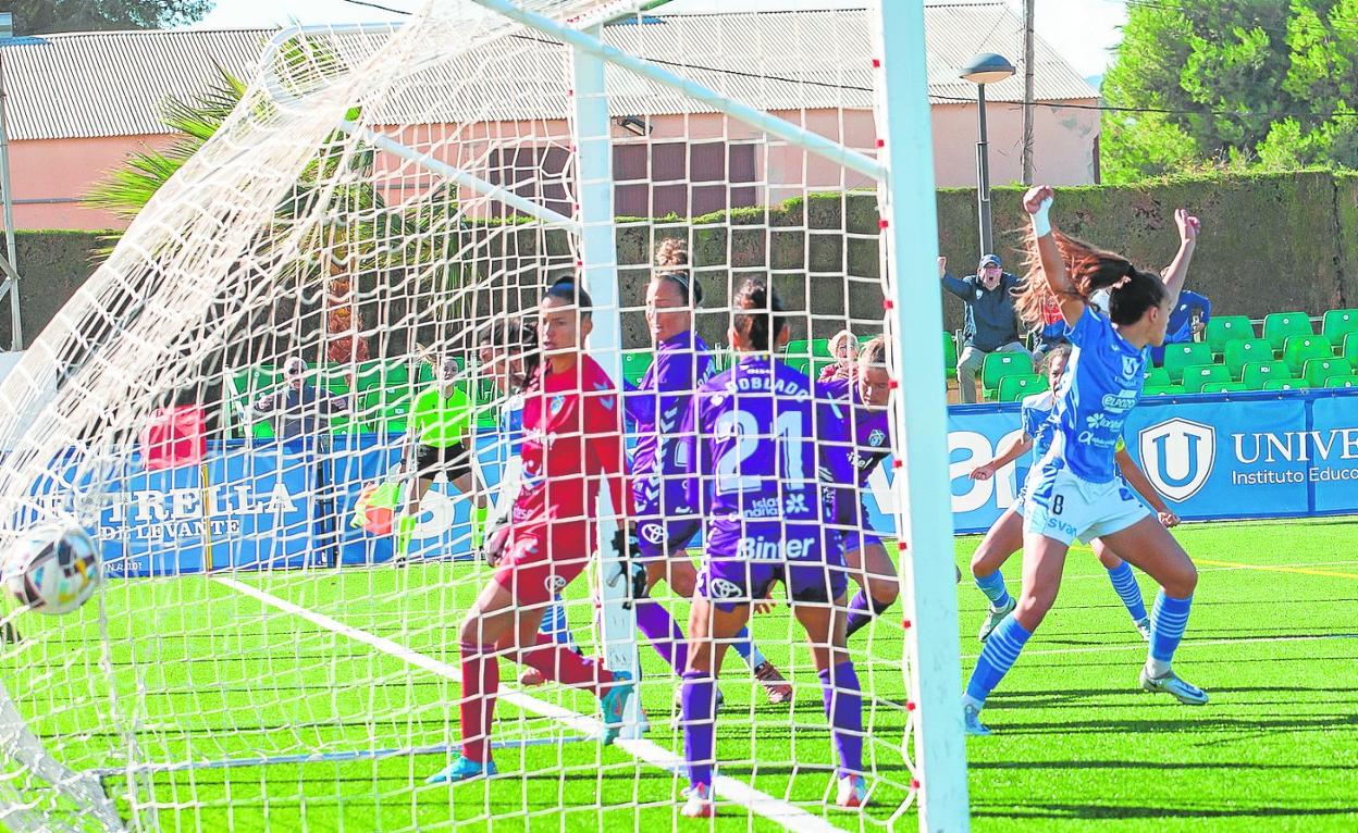 Momento en el que Lena Pérez hace el único gol del partido, el que le dio al Alhama su primera victoria de la temporada.