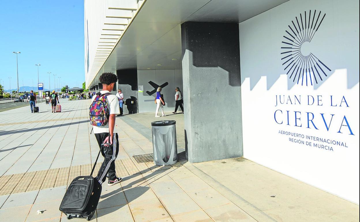 Un pasajero accede con su maleta al aeropuerto de Corvera. 