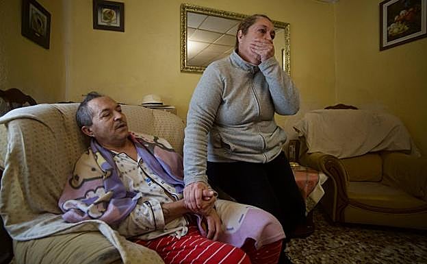 Francisco y Ana Belén, visiblemente emocionados, reciben la noticia de que se aplaza el desahucio, este martes, en su casa de La Alberca.