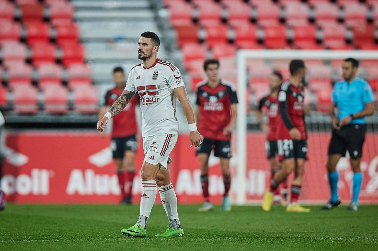 El central Datkovic, serio y pensativo, ayer al final del partido en Anduva.