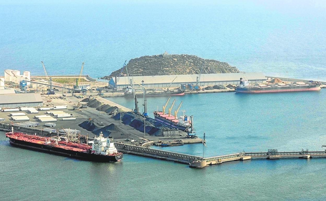 Varios buques atracados en el puerto de Escombreras descargando mercancías, en una foto de archivo. 