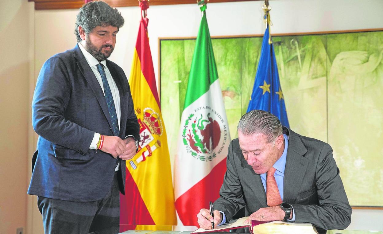 López Miras junto al embajador mexicano en España, Quirino Ordaz Coppel, en el Palacio de San Esteban, este lunes.