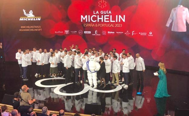 Foto de familia de los cocineros premiados con una estrella Michelin. 