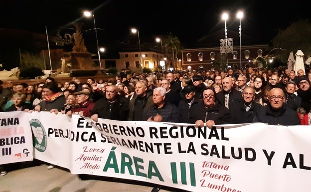 Médicos y vecinos defienden en las calles de Lorca la sanidad pública