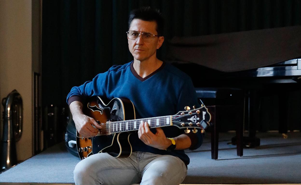 Francisco Carpena en el salón de actos de la Escuela de Música de Yecla. 