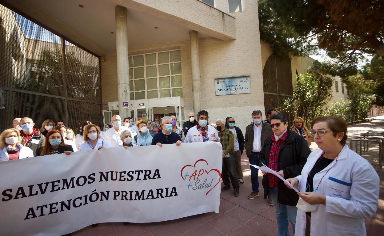 Protesta de la 'marea blanca' frente al centro de salud de La Flota, en Murcia, el pasado mes de marzo. 