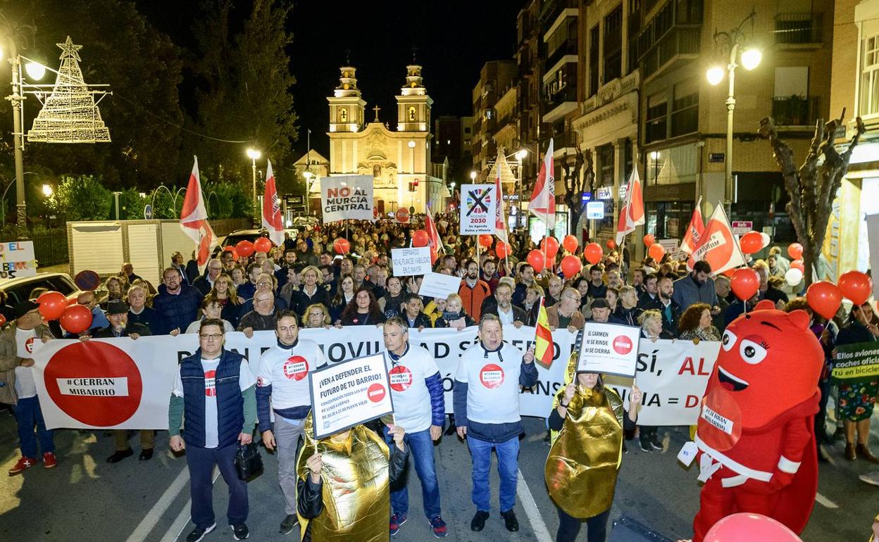 Imagen de la protesta vecinal por el plan de movilidad en el barrio del Carmen. 