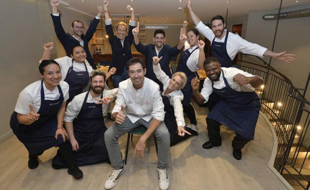 Juan Guillamón, con chaquetilla blanca, posa junto a su equipo de AlmaMater, este miércoles, tras recibir la estrella Michelin. 