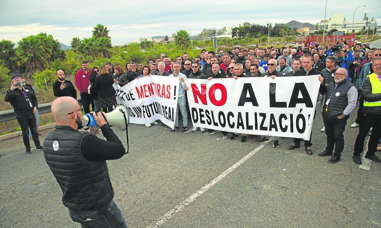 Trabajadores de Sabic protestando en la puerta principal de la planta de La Aljorra. 