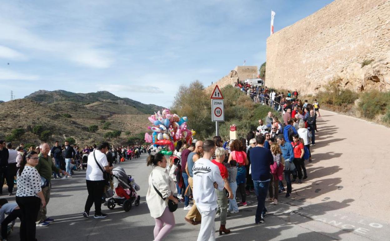 Colas en el acceso al recinto fortificado del castillo en el día de San Clemente. 