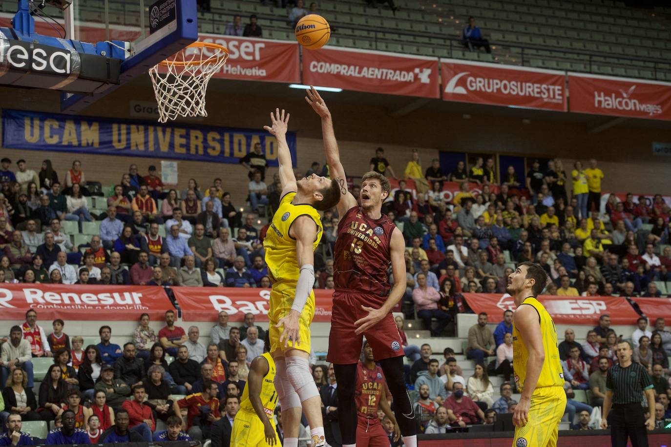 Fotos: El UCAM vence al Falco (81-74)