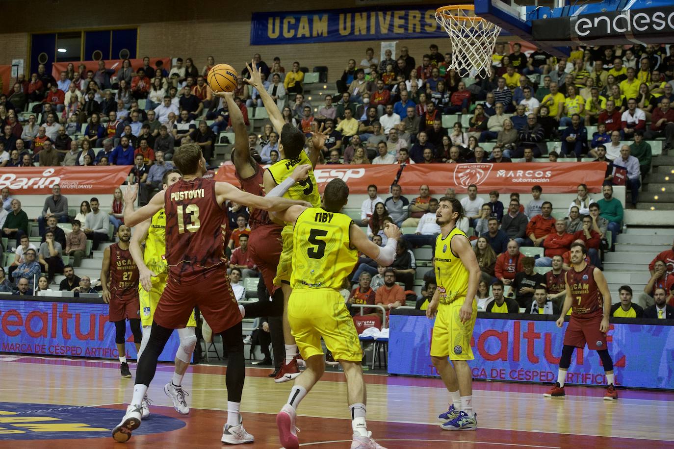 Fotos: El UCAM vence al Falco (81-74)
