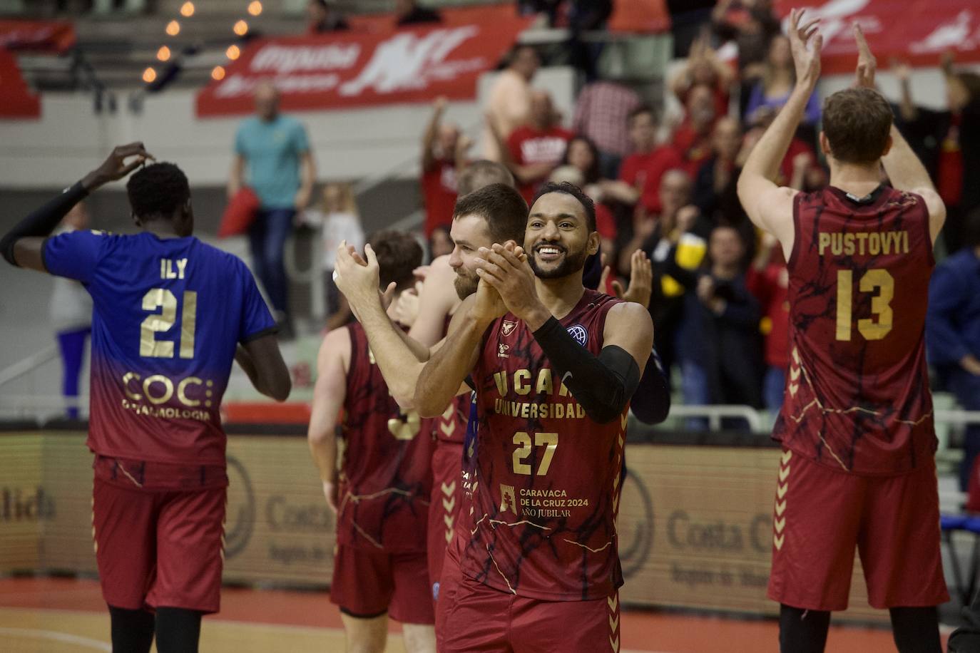 Fotos: El UCAM vence al Falco (81-74)