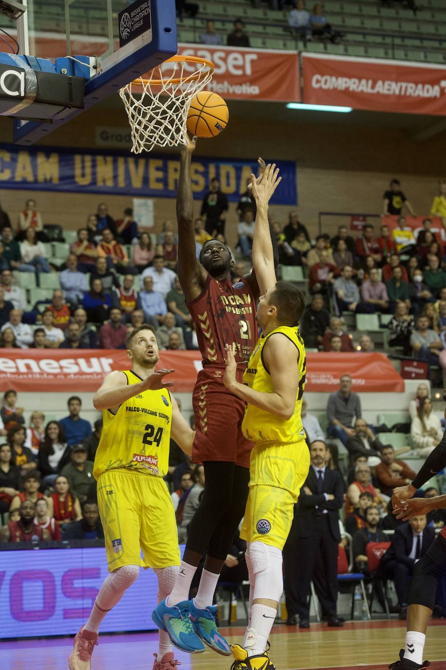 Fotos: El UCAM vence al Falco (81-74)