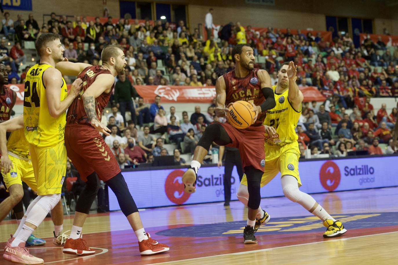Fotos: El UCAM vence al Falco (81-74)