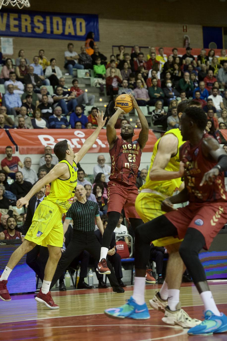 Fotos: El UCAM vence al Falco (81-74)