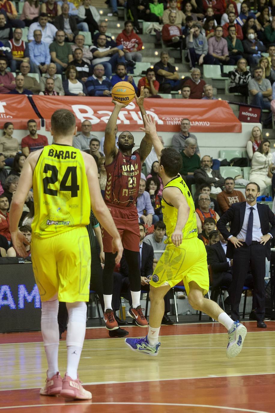 Fotos: El UCAM vence al Falco (81-74)