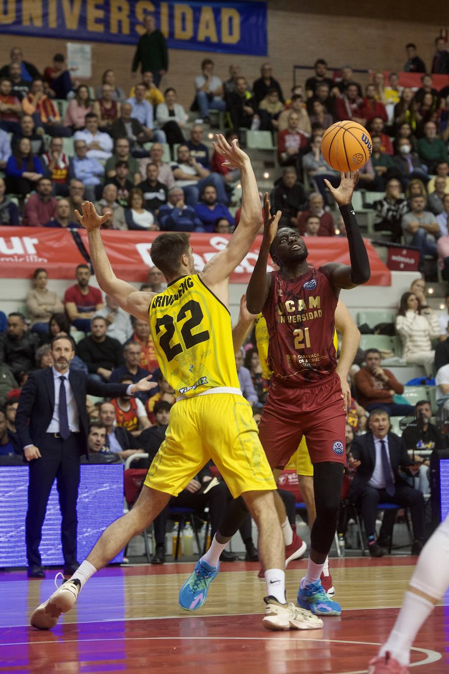 Fotos: El UCAM vence al Falco (81-74)
