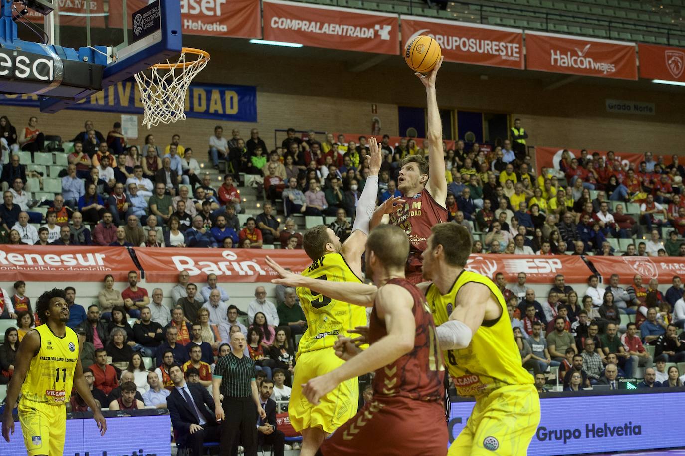 Fotos: El UCAM vence al Falco (81-74)