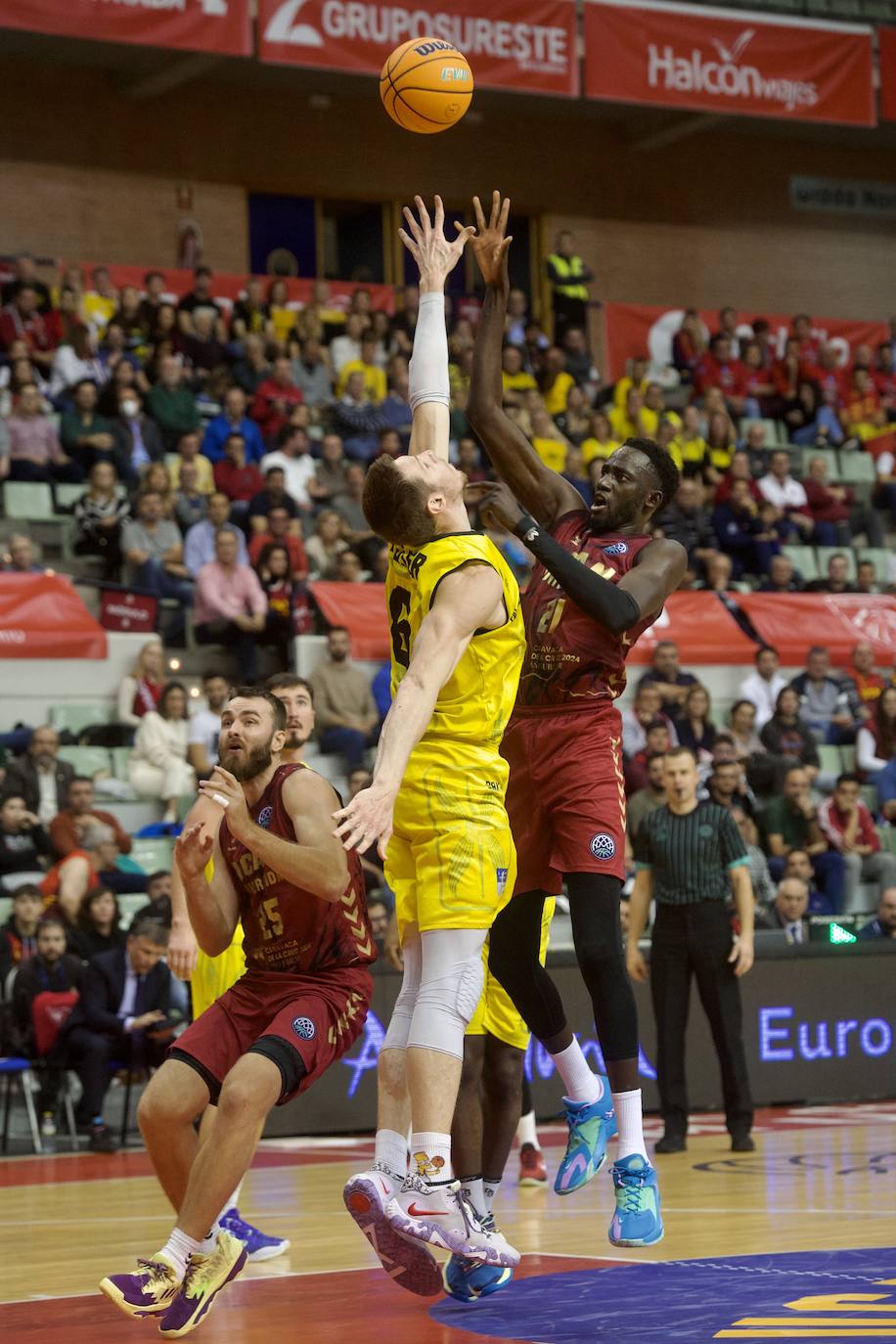 Fotos: El UCAM vence al Falco (81-74)