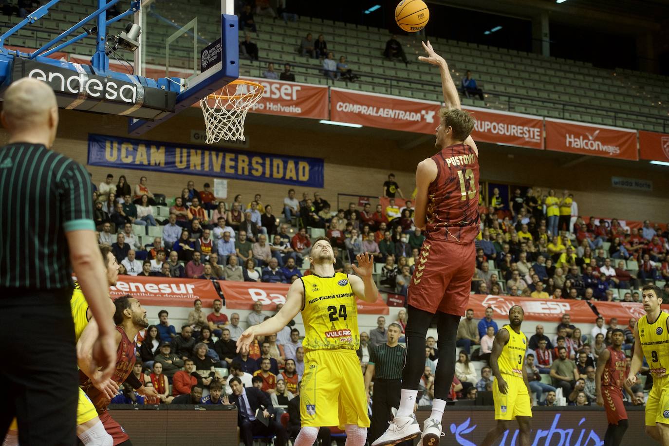 Fotos: El UCAM vence al Falco (81-74)