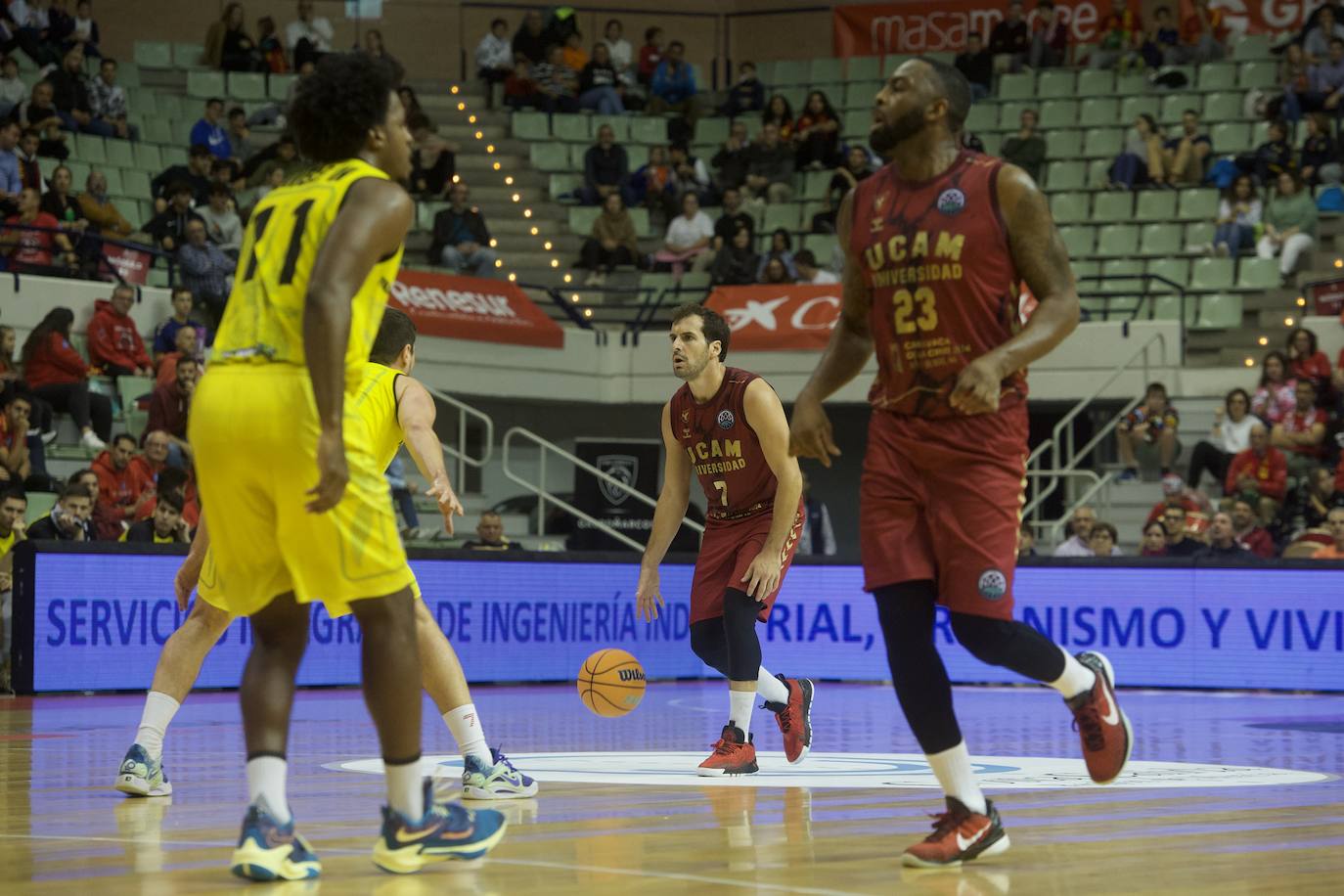 Fotos: El UCAM vence al Falco (81-74)