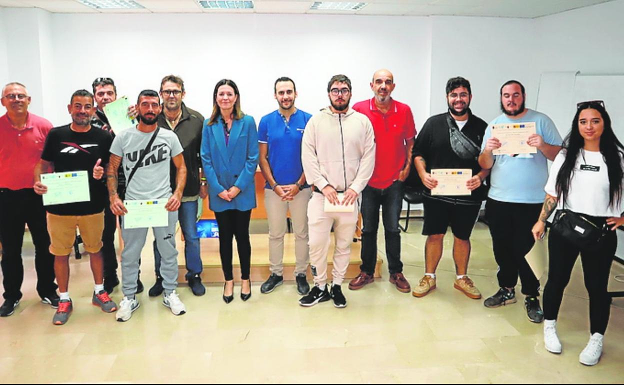 Los alumnos que han superado el curso, junto a autoridades y técnicos.