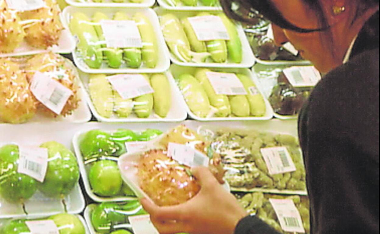 Frutas y verduras en plástico. 