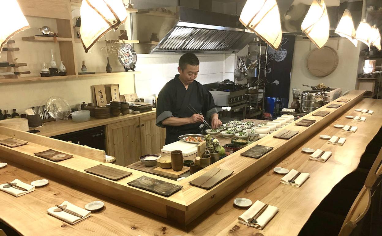 Makoto, preparando los primeros platos del menú. 