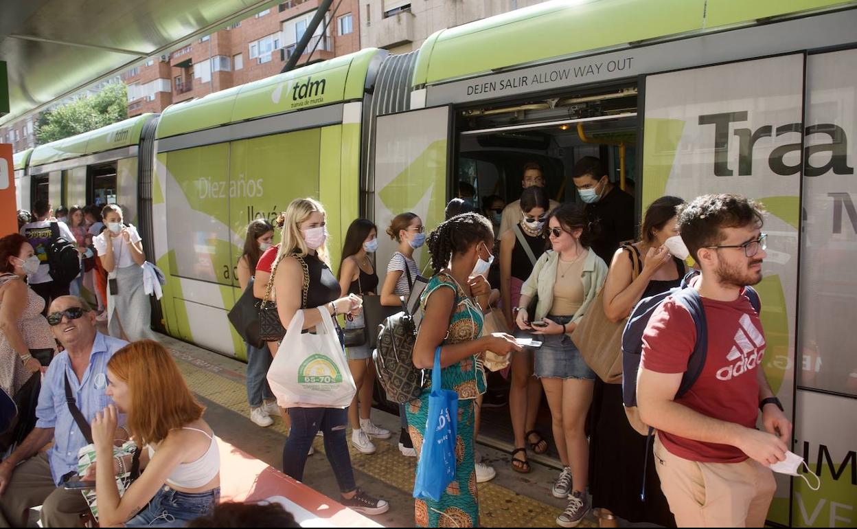 Pasajeros subiendo al tranvía en Murcia.