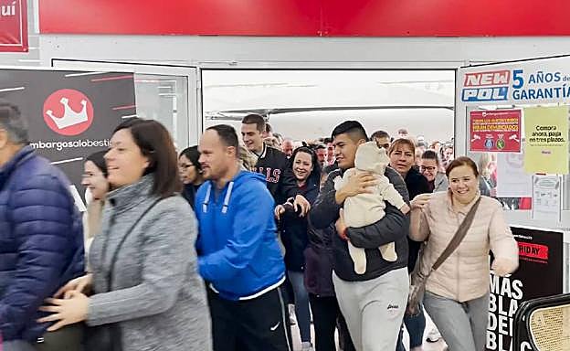 Carreras por entrar a la tienda.