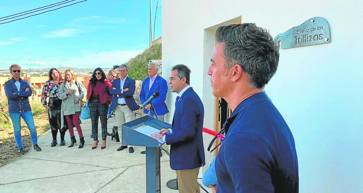 Asistentes a la inauguración de la cueva municipal Las Trillizas. 