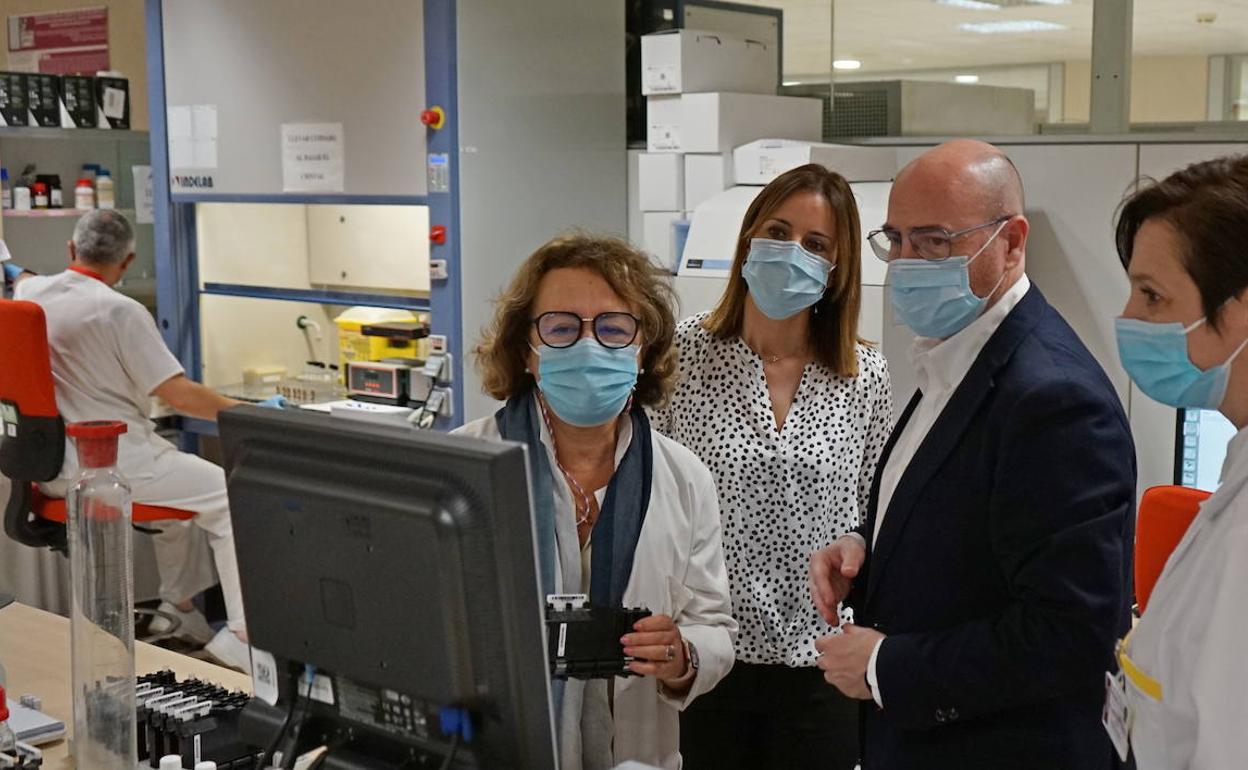 El gerente del Servicio Murciano de Salud, Francisco Ponce, en una visita realizada recientemente al Centro de Bioquímica y Genética Clínica. 