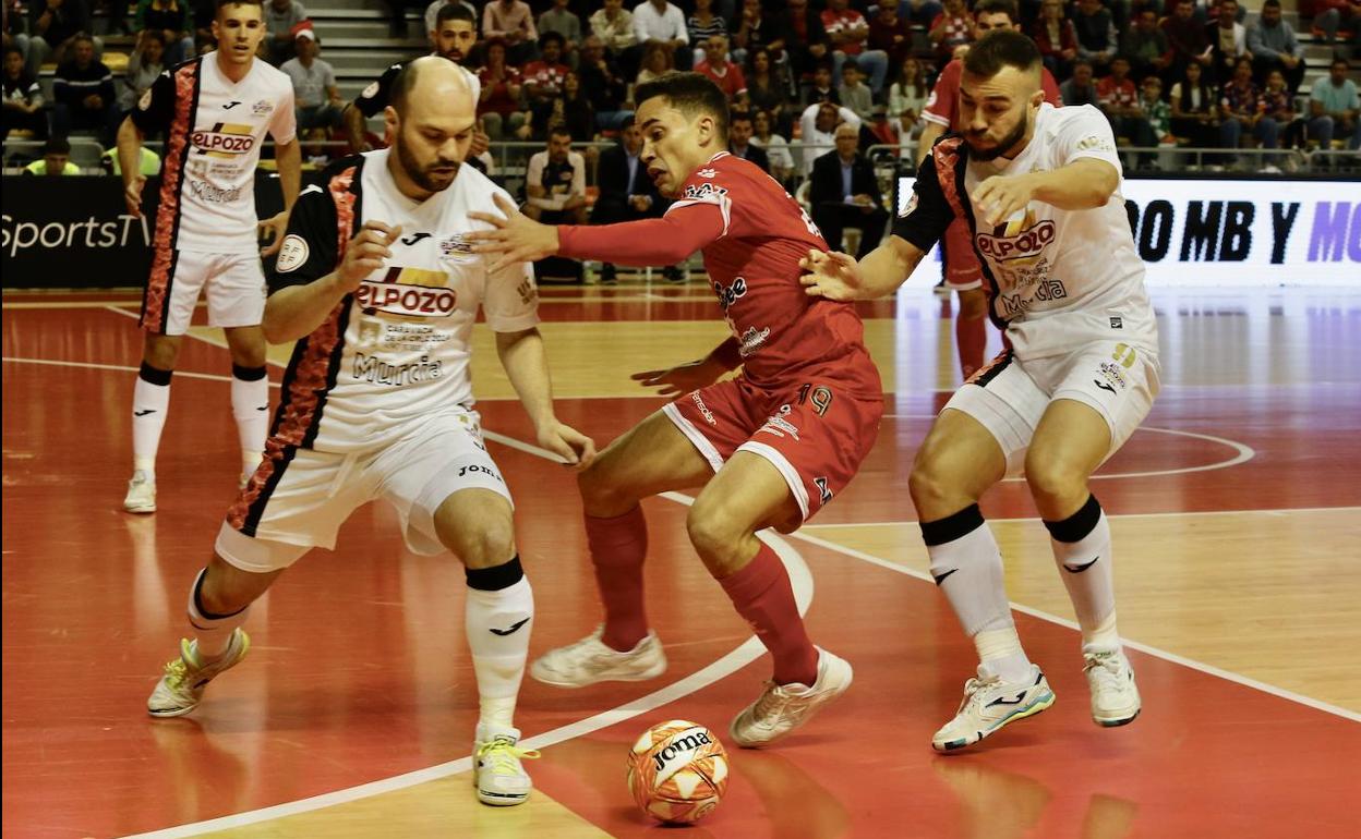 Jesús Izquierdo lucha contra Taynan en una jugada del derbi celebrado este domingo.