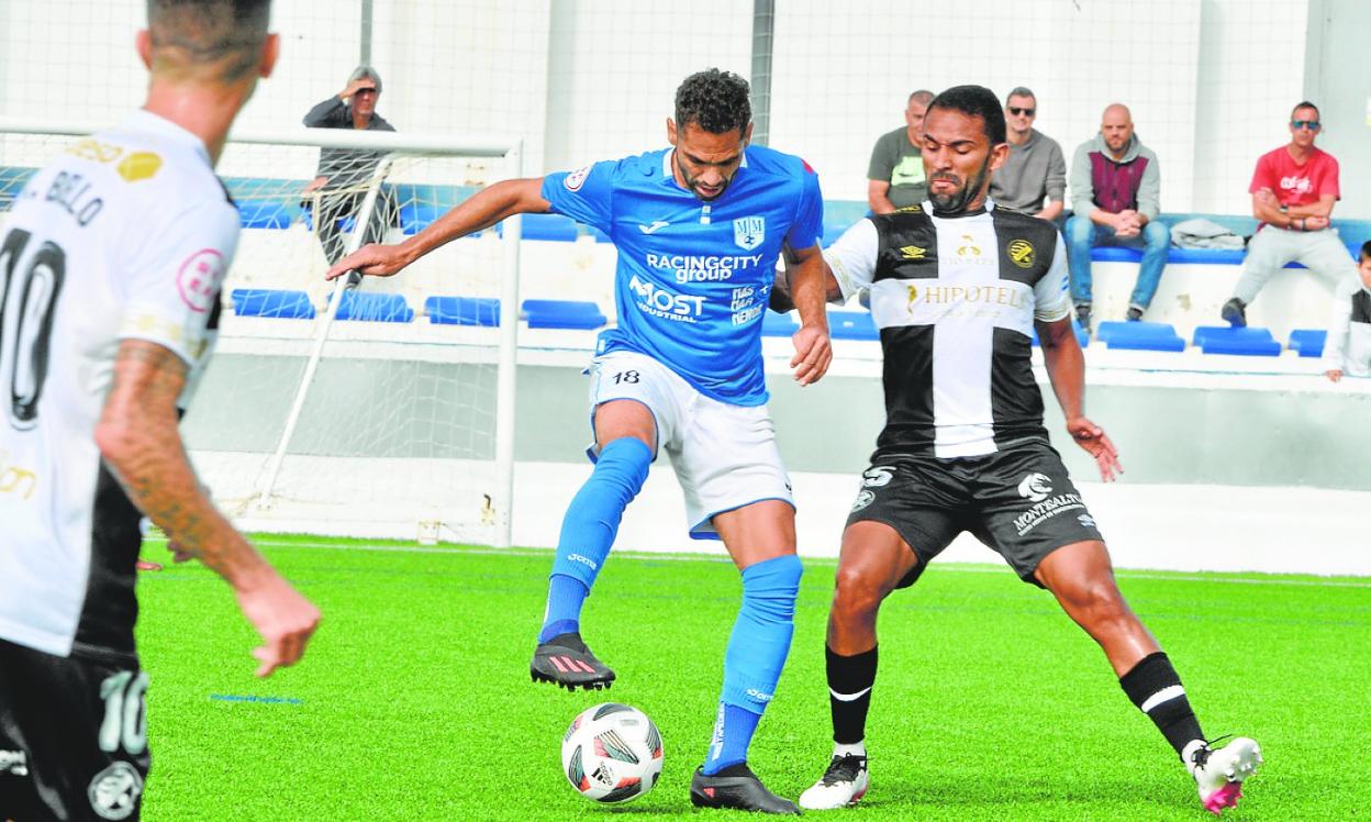 Quim Araujo pisa la pelota ante un rival en el encuentro de ayer. 