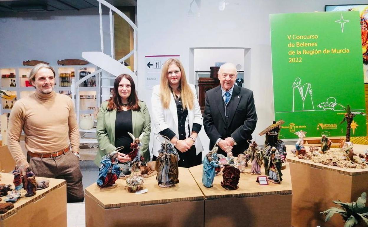 La directora general Sonia Moreno durante la presentación del V Concurso de Belenes de la Región de Murcia, junto con el presidente de la Asociación Belencribs, Jose Molero.