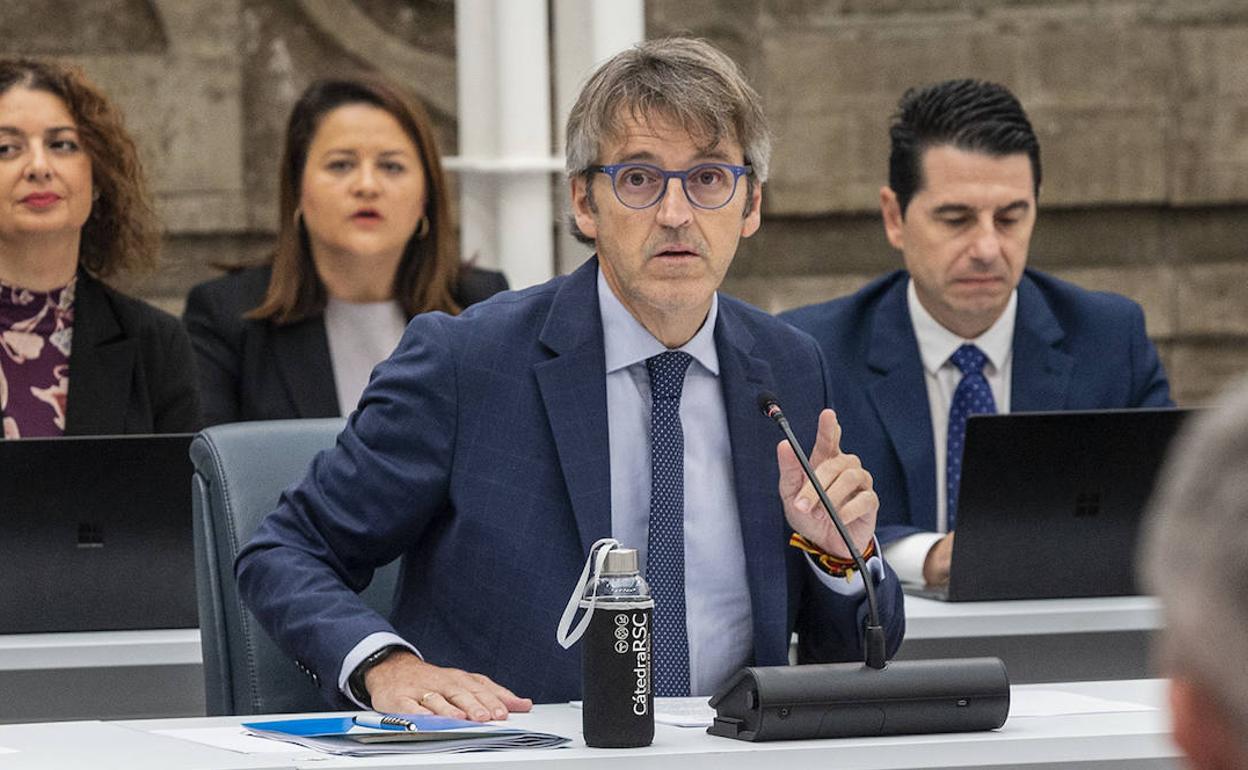 El consejero de Hacienda, Luis Alberto Marín, este lunes en la Asamblea.