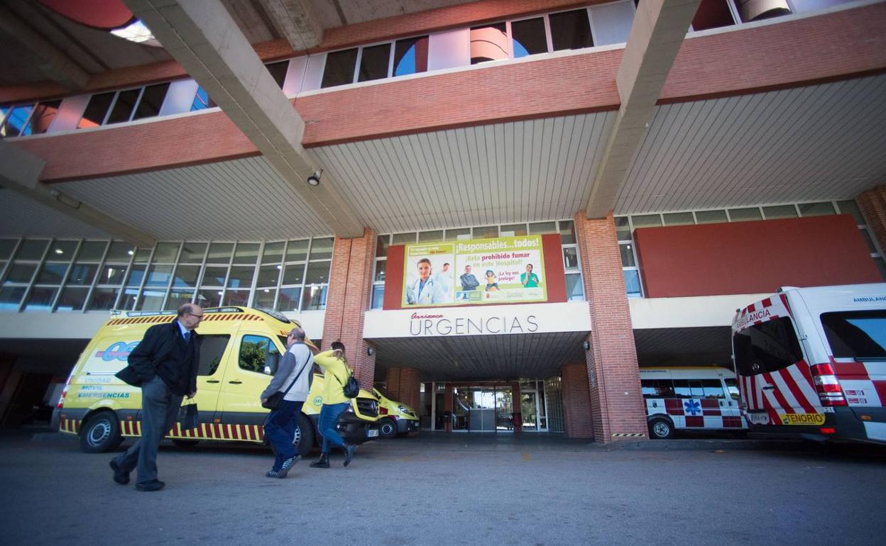 Una ambulancia llega a La Arrixaca en una imagen de archivo. 