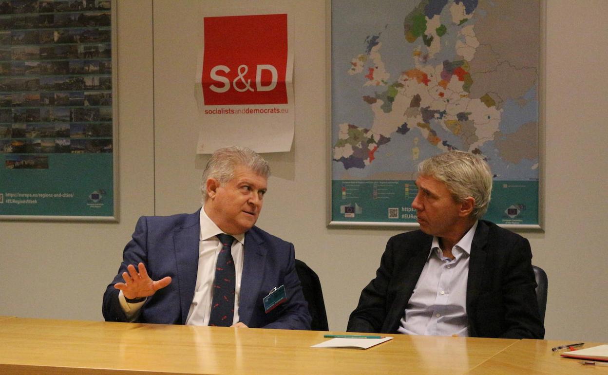 Vélez junto a Jordi Harrison, durante su visita a Bruselas.