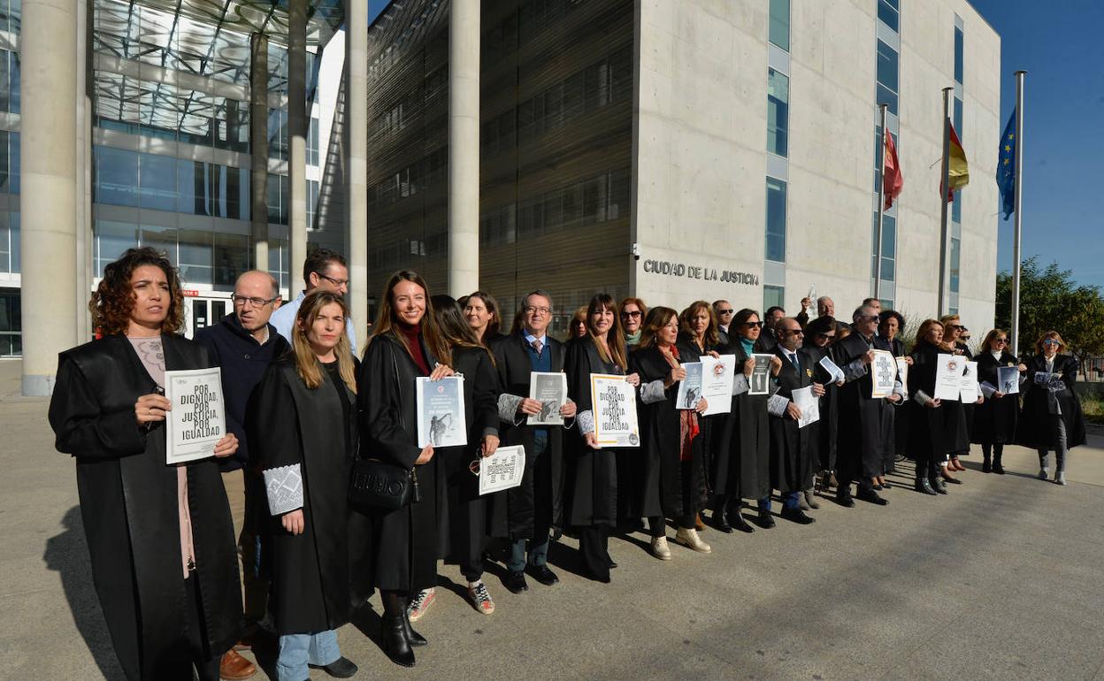 Letrados de la Región se manifiestan este martes frente a la puerta de la Ciudad de la Justicia de Murcia. 