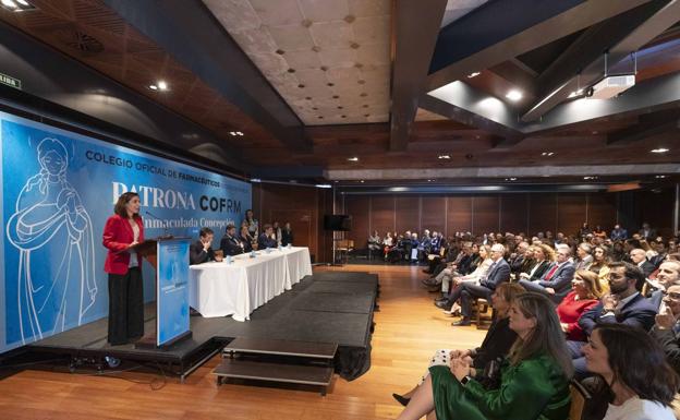 Paula Payá, presidenta del Cofrm, durante su intervención ante más de 400 colegiados. 