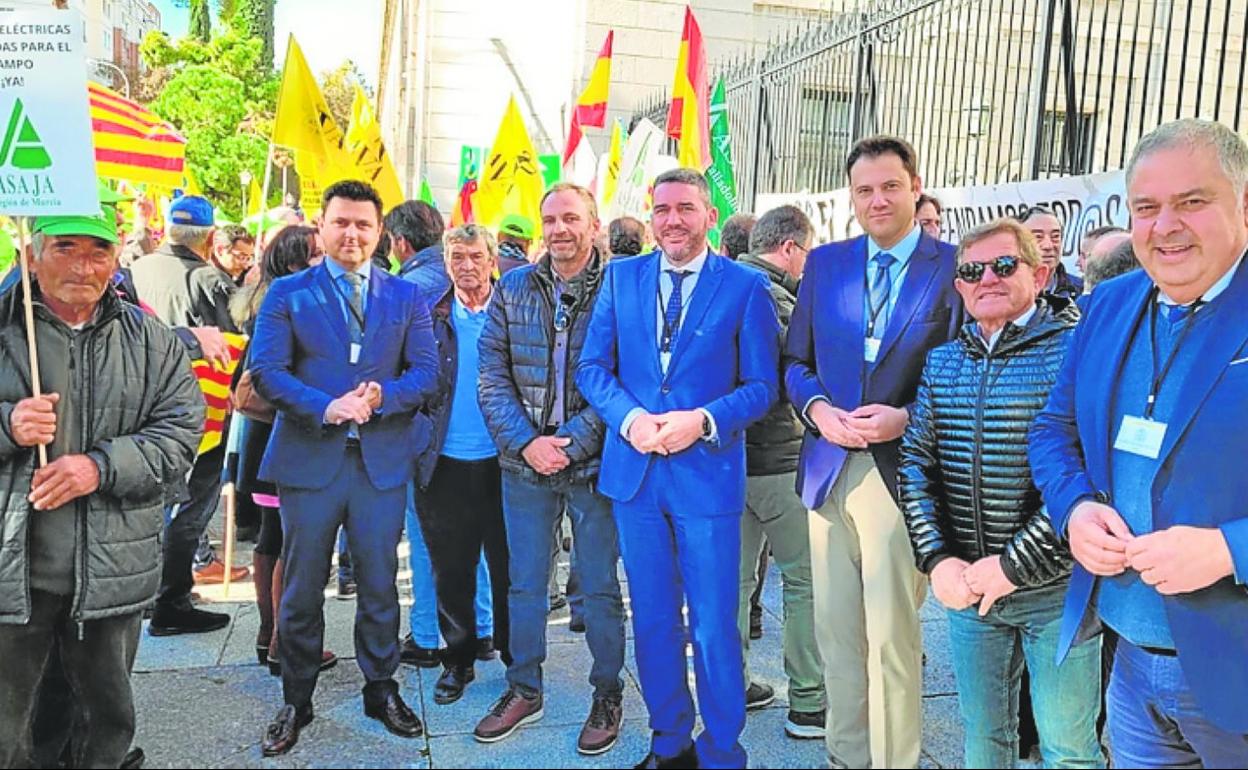 Agricultores, autoridades y representantes de los regantes, ayer, durante una protesta previa al Consejo Nacional del Agua, en Madrid. 