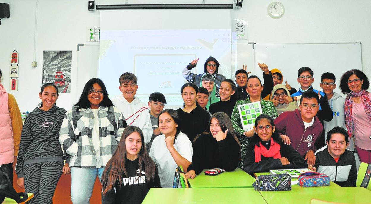 Alumnos de 1º de ESO del IES Aljada participantes en el taller de prensa. Parte del equipo de gestión y dirección de la cooperativa Frusemur, en Bullas. 