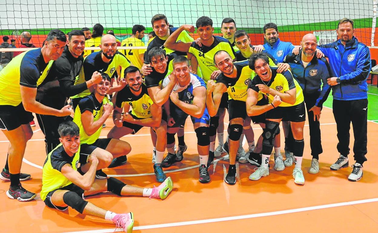 Los jugadores del Voleadores Cieza celebran su triunfo ante el CV Paterna, el pasado fin de semana. 