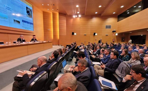 Hugo Morán y Teodoro Estrela, a la izquierda, el martes en la reunión del Consejo Nacional del Agua.